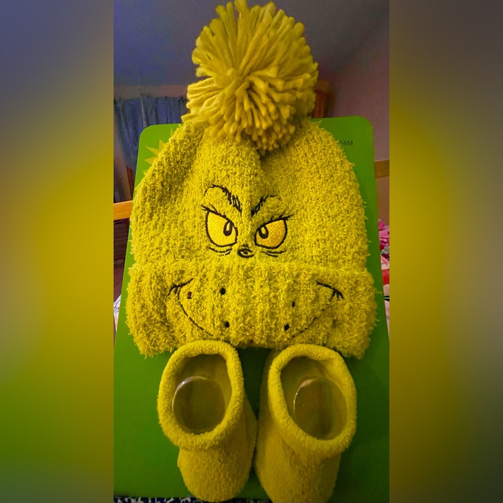 NWT GRINCH Hat & Booties 12-24m Chenille Knit Cap & Bootie Socks Christmas Baby